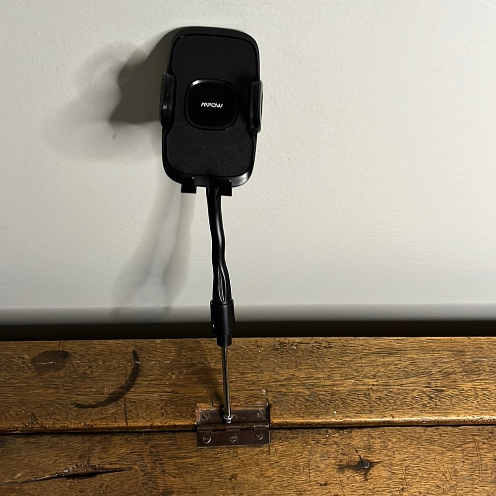 Fixed car cellphone mount, with adjustable phone mount size